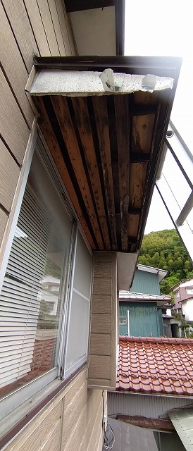 金沢市　強風で庇下のモルタルが落ちてくる。その他、塗装剝がれあり。